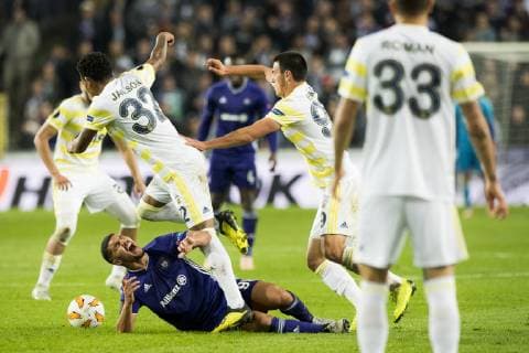 Fenerbahce s Jailson and Anderlecht s Zakaria Bakkali fight for the ball during the match between Belgian soccer team RSC Anderlecht and Turkish team Fenerbahce, Thursday 25 October 2018 in Anderlecht on the third day of the UEFA Europa League group stage, in group D. JASPERxJACOBS  x05455157x