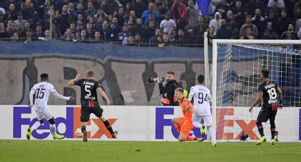 25 10 2018 Football UEFA Europa League 2018 2019 Group Stage 3 Gameday FC Zurich Bayer Leverkusen in Letzigrund Stadium Zurich Shot on goal by Stephen Odey li Zurich against Sven Bender 2 v le Leverkusen DFL and DFB regulations prohibit any use of photographs as image sequences and or quasi video
