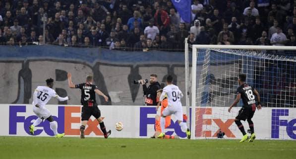 25 10 2018 Football UEFA Europa League 2018 2019 Group Stage 3 Gameday FC Zurich Bayer Leverkusen in Letzigrund Stadium Zurich Shot on goal by Stephen Odey li Zurich against Sven Bender 2 v le Leverkusen DFL and DFB regulations prohibit any use of photographs as image sequences and or quasi video