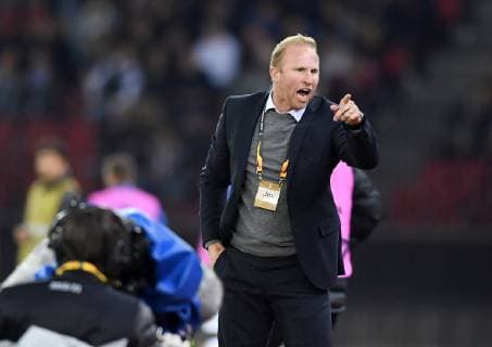 SOCCER EUROPE LEAGUE SEASON 2018 2019 Group stage FC Zuerich Bayer 04 Leverkusen 25 10 2018 Coach Ludovic Magnin left FC Zuerich scolding towards Bayer 04 Leverkusen Bank