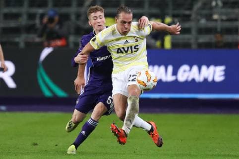 Anderlecht s Alexis Saelemaekers and Fenerbahce s Michael Frey fight for the ball during the match between Belgian soccer team RSC Anderlecht and Turkish team Fenerbahce, Thursday 25 October 2018 in Anderlecht on the third day of the UEFA Europa League group stage, in group D. VIRGINIExLEFOUR  x05455172x