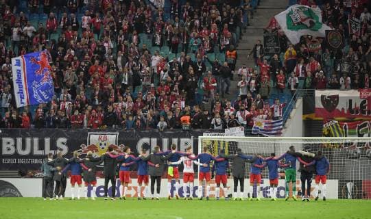 Football Men Season 2018 2019 Europa League Group B 3 Gameday RB Leipzig Celtic Glasgow RB among the fans cheering after the final whistle 25 10 2018 Copyright: xMatthiasxKochx