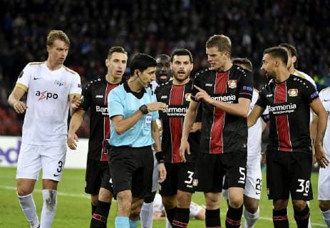 25 10 2018 Zuerich Stadium Letzigrund Football Mens Season 2018 2019 FC Zuerich Bayer 04 Leverkusen UEFA Europa League In the picture Kevin Volland Sven Bender Karim Bellarabi Leverkusen besiege referee Allyar Aghayev AZE action