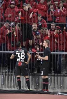 25 10 2018 Football UEFA Europa League 2018 2019 Group stage 3 Gameday FC Zurich Bayer Leverkusen in Letzigrund Stadium Zurich Frustrated Leverkusen fans demanding explanations for defeat after the match Karim Bellarabi li Leverkusen and Sven Bender Leverkusen are at a loss for the ball DFL and DFB regulations prohibit any use of photographs as image sequences and or video quasi