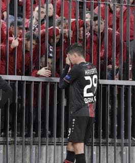 25 10 2018 Football UEFA Europa League 2018 2019 Group stage 3 Gameday FC Zurich Bayer Leverkusen in Letzigrund Stadium Zurich Frustrated Leverkusen fans demand explanations for their defeat after the match Kai Havertz Leverkusen stands helplessly at the fence DFL and DFB regulations prohibit any use of photographs as image sequences and or quasi video