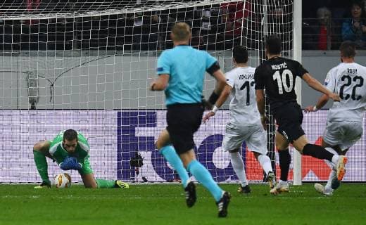 25 10 2018 xjhx Soccer UEFA Europa League Eintracht Frankfurt Apollon Limassol FC emporer l Bruno Vale Apollon Limassol Filip Kostic Eintracht Frankfurt Goal scored the ball up to goal 1 0 DFL DFB REGULATIONS PROHIBIT ANY USE OF PHOTOGRAPHS as IMAGE SEQUENCES and or QUASI VIDEO Frankfurt am Main