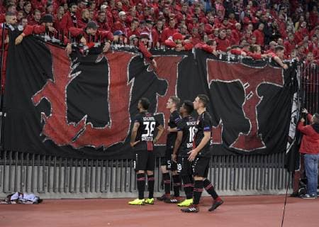 25 10 2018 Football UEFA Europa League 2018 2019 Group stage 3 Gameday FC Zurich Bayer Leverkusen in Letzigrund Stadium Zurich Frustrated Leverkusen fans demanding explanations for their defeat after the match Karim Bellarabi Leverkusen Dominik Kohr Leverkusen Sven Bender Leverkusen Wendell Leverkusen are with the fans DFL and DFB regulations prohibit any use of photographs as image sequences or quasi-video