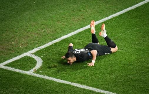 25 10 2018 xmhx Soccer UEFA Europa League Eintracht Frankfurt Apollon Limassol FC emspor vl Filip Kostic Eintracht Frankfurt scores a goal scores a goal meets the goal goal scored to score 1 0 rejoicing joy cheering rejoicing DFL DFB REGULATIONS PROHIBIT ANY USE OF PHOTOGRAPHS as IMAGE SEQUENCES and QUASI VIDEO Frankfurt am Main