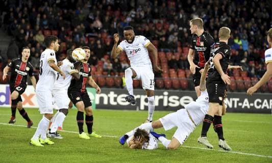 25 10 2018 Zurich Stadium Letzigrund Football Mens Season 2018 2019 FC Zurich Bayer 04 Leverkusen UEFA Europa League Pictured The undisclosed Leverkusen goal by Sven Bender 17 Umaru Bangura on the ground Hekuran Kryeziu both FC Zuerich action
