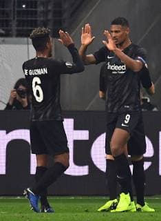 25 10 2018 xjhx Football UEFA Europa League Eintracht Frankfurt Apollon Limassol FC emporer Jonathan de Guzman Eintracht Frankfurt Sebastien Haller Eintracht Frankfurt celebrate the goal The goal celebrations for the 2 0 DFL DFB REGULATIONS PROHIBIT ANY USE OF PHOTOGRAPHS as IMAGE SEQUENCES and or QUASI VIDEO Frankfurt am Main