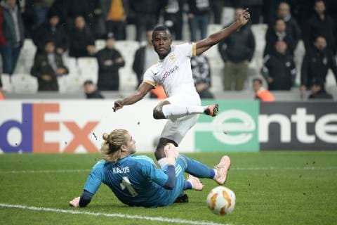 Sport Bilder des Tages Besiktas Loris Karius and Genk s Aly Mbwana Samatta fight for the ball during the match between Belgian soccer team KRC Genk and Turkish club Besiktas, in Istanbul, Turkey, Thursday 25 October 2018 on the third day of the UEFA Europa League group stage, in group I. YORICKxJANSENS  x05455283x