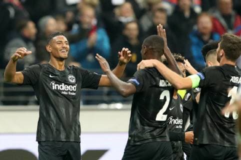 Germany Frankfurt am Main Commerzbank Arena 25 10 2018 Football UEFA Europa League Eintracht Frankfurt Apollon Limassol Bild v 1 Goalkeeper to 2 0 Sebastien Haller Eintracht Frankfurt 9 thanks Evan N Dicka Eintracht Frankfurt 2 for submitting their proposal Copyright: HMBxMedia xHeikoxBecker