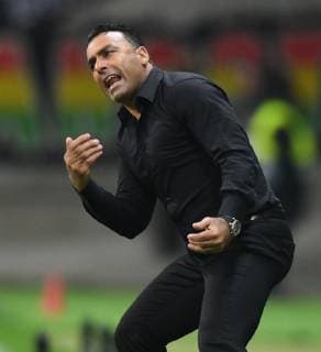 25 10 2018 xfux Football UEFA Europa League Eintracht Frankfurt Apollon Limassol FC emspor v l Coach Sofronis Avgousti Apollon Limassol gives instructions gesticulating gesturing with the arms gives instructions gesticulate gesticolando Frankfurt am Main