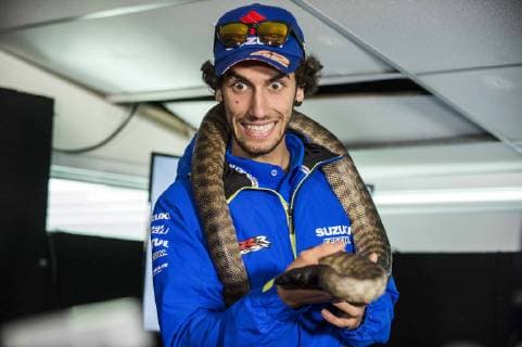 Sport Themen der Woche KW43 Sport Bilder des Tages MotoGP in Australien, Fahrer mit einheimischen Tieren IPP20181025 Motorsports: MotoGP World Championship WM Weltmeisterschaft GP of Australia, Alex Rins scherza con un serpente (Verwendung nur in Deutschland - GERMANY ONLY) *** IPP20181025 Motorsports MotoGP World Championship GP of Australia Alex Rins scherza con un serpente Use only in Germany GERMANY ONLY 