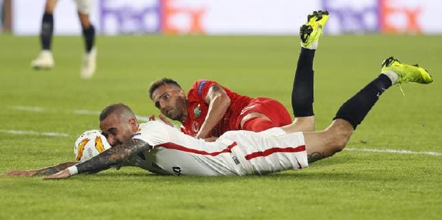 Sevilla FC s Aleix Vidal (front) vies for the ball with Akhisar s Miguel Lopez during the UEFA Europa League match between Sevilla FC and Akishar, at the Sanchez Pizjuan stadium, in Seville, Andalusia, Spain, 25 October 2018. Sevilla FC vs. Akishar !ACHTUNG: NUR REDAKTIONELLE NUTZUNG!  Copyright: xJosexManuelxVidalx SEV04 20181025-636761012968364098