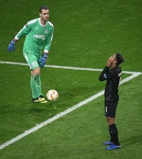 25 10 2018 xmhx Soccer UEFA Europa League Eintracht Frankfurt Apollon Limassol FC emporer Bruno Vale Apollon Limassol Jonathan de Guzman Eintracht Frankfurt misses the net DFL DFB REGULATIONS PROHIBIT ANY USE OF PHOTOGRAPHS as IMAGE SEQUENCES and or QUASI VIDEO Frankfurt am Main