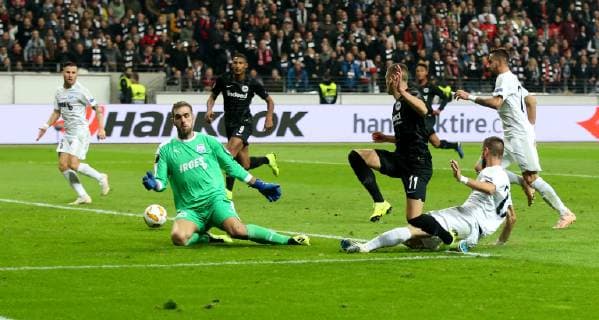 Germany Frankfurt am Main Commerzbank Arena 25 10 2018 Football UEFA Europa League Eintracht Frankfurt Apollon Limassol Picture v l Esteban Sachetti Apollon Limassol 5 Sebastien Haller Eintracht Frankfurt 9 Goalkeeper Bruno Vale Apollon Limassol 83 Mijat Gacinovic Eintracht Frankfurt 11 ud Valentin Roberge Apollon Limassol 22 Copyright: HMBxMedia xHeikoxBecker
