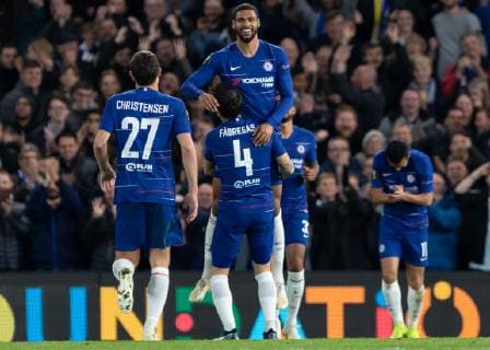 Football - 2018 2019 Europa League - Group L: Chelsea vs. FC BATE Borisov Cesc Fabregas (Chelsea FC) lifts Ruben Loftus Cheek (Chelsea FC) after his third goal at Stamford Bridge. COLORSPORT DANIEL BEARHAM  csp_che_bor_251018_