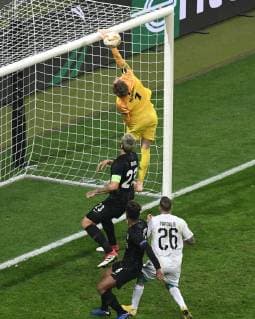 25 10 2018 xmhx Soccer UEFA Europa League Eintracht Frankfurt Apollon Limassol FC emporer Frederik Ronkon Eintracht Frankfurt Marco Russ Eintracht Frankfurt Jonathan de Guzman Eintracht Frankfurt Fotos Papoulis Apollon Limassol DFB REGULATIONS PROHIBIT ANY USE OF PHOTOGRAPH as IMAGE SEQUENCES and or QUASI VIDEO Frankfurt am Main