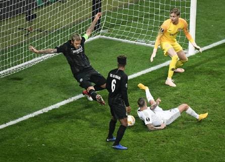 25 10 2018 xmhx Soccer UEFA Europa League Eintracht Frankfurt Apollon Limassol FC emporer Frederik Ronkon Eintracht Frankfurt Marco Russ Eintracht Frankfurt Jonathan de Guzman Eintracht Frankfurt Fotos Papoulis Apollon Limassol DFB REGULATIONS PROHIBIT ANY USE OF PHOTOGRAPH as IMAGE SEQUENCES and or QUASI VIDEO Frankfurt am Main