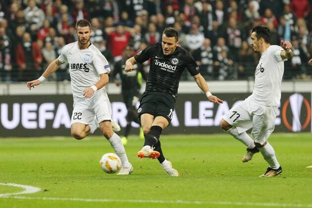 Goal to 1 0 by Filip Kostic Eintracht Frankfurt Nr 10 Goalkeeper Bruno Vale Apollon Limassol 83 allowed the ball to slip through the goal Eintracht Frankfurt Apollon Limassol Soccer UEFA Euro League Season 2018 2019 Home Match 25 10 2018