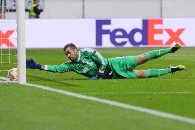 Goal to 1 0 by Filip Kostic Eintracht Frankfurt Nr 10 Goalkeeper Bruno Vale Apollon Limassol 83 allowed the ball to slip through the goal Eintracht Frankfurt Apollon Limassol Soccer UEFA Euro League Season 2018 2019 Home Match 25 10 2018