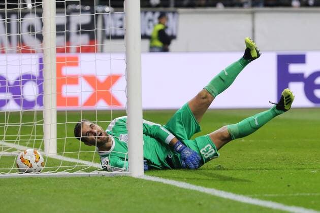 Goal to 1 0 by Filip Kostic Eintracht Frankfurt Nr 10 Goalkeeper Bruno Vale Apollon Limassol 83 allowed the ball to slip through the goal Eintracht Frankfurt Apollon Limassol Soccer UEFA Euro League Season 2018 2019 Home Match 25 10 2018