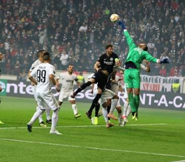 25 10 2018 GER Frankfurt am Main Commerzbank Arena Season 2018 2019 1 Bundesliga Europa League Eintracht Frankfurt Apollon Limassol Abraham David 19 Eintracht Frankfurt against goalkeeper Bruno Vale Apollon Limassol DFL regulations prohibit any use of images as image sequences and or quasi video