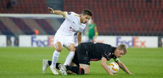 25 10 2018 Letzigrund Stadium Zurich SWITZERLAND Season 2018 2019 Men Soccer UEFA Europa League FC Zurich Bayer 04 Leverkusen Antonio Marchesano left FC Zurich against Lars Bender Leverkusen