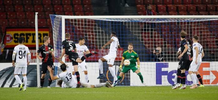 25 10 2018 Letzigrund Stadium Zurich SWITZERLAND Season 2018 2019 Mens Football UEFA Europa League FC Zurich Bayer 04 Leverkusen TOR by Sven Bender Leverkusen shortly before the end Hekuran Kryeziu and Alain Nef FCZ on the ground