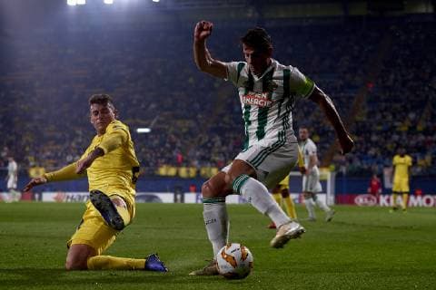 October 25, 2018 - Vila-Real, Castellon, Spain - Schwab of Rap Wien controls the ball Group G match of the UEFA Europa League between Villarreal CF and Rapid Wien at La Ceramica Stadium Villarreal, Spain on October 25, 2018. Villarreal CF v SK Rapid Wien - UEFA Europa League  - ZUMAn230 20181025_zaa_n230_389 Copyright: xJosexBretonx