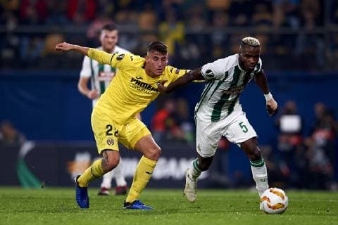 October 25, 2018 - Vila-Real, Castellon, Spain - Bolingoli of Rap Wien and Raba of Villarreal battle for the ball Group G match of the UEFA Europa League between Villarreal CF and Rapid Wien at La Ceramica Stadium Villarreal, Spain on October 25, 2018. Villarreal CF v SK Rapid Wien - UEFA Europa League  - ZUMAn230 20181025_zaa_n230_406 Copyright: xJosexBretonx