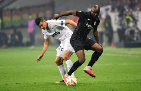25 10 2018 GER Frankfurt am Main Commerzbank Arena Season 2018 2019 1 Bundesliga Europa League Eintracht Frankfurt Apollon Limassol Emilio Zelaya Apollon Limassol vs. Willems Jetro 15 Eintracht Frankfurt DFL regulations prohibit any use of images as image sequences and or quasi video