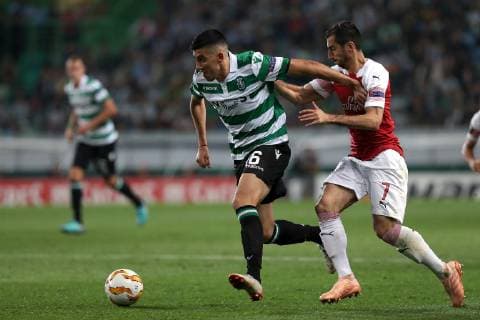 October 25, 2018 - Lisbon, Portugal - Sporting s midfielder Rodrigo Battaglia from Argentina (L) vies with Arsenal s midfielder Henrikh Mkhitaryan from Armenia during the UEFA Europa League Group E football match Sporting CP vs Arsenal FC at Jose Alvalade stadium in Lisbon, Portugal, on October 25, 2018. Sporting CP v Arsenal - UEFA Europa League - Group E  - ZUMAn230 20181025_zaa_n230_335 Copyright: xPedroxFiuzax
