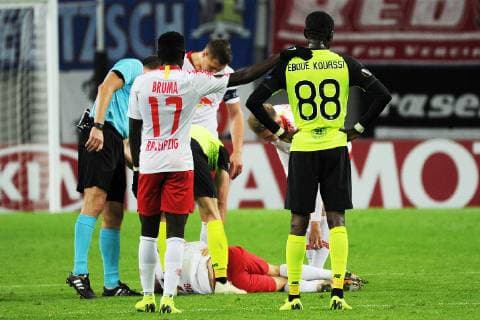 UEFA Europa League 2018 2019 Group Stage Group Stage 3 Gameday RB Leipzig vs Celtic FC Glasgow 25 10 2018 Shortly before the end of the match 2 0 Bruma RBL li puts his hand on the shoulder of Eboue Kouassi Glasgow re Leipzig Saxony Germany