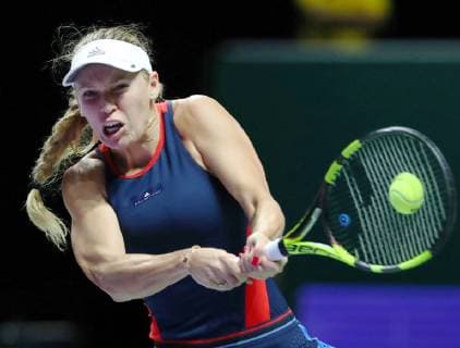 Sport Bilder des Tages Tennis: Caroline Wozniacki at WTA Tennis Damen Finals Caroline Wozniacki of Denmark hits a backhand against Elina Svitolina of Ukraine in a round-robin match of the WTA Finals in Singapore on Oct. 25, 2018. Wozniacki lost. 