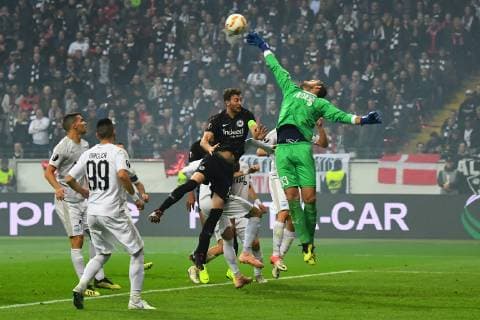 Sport Bilder des Tages (181026) -- FRANKFURT , Oct. 26, 2018 -- Bruno Vale (1st R), goalkeeper of Apollon Limassol fights for the ball during the UEFA Europa League Group H match between Eintracht Frankfurt and Apollon in Frankfurt am Main, Germany, on Oct. 25, 2018. Eintracht Frankfurt won 2-0. ) (SP)GERMANY-FRANKFURT-SOCCER-UEFA EUROPA LEAGUE-FRANKFURT VS APOLLON UlrichxHufnagel 