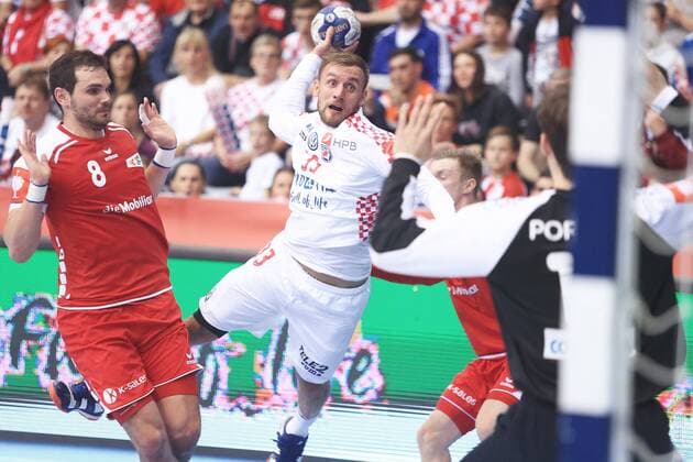 (181026) -- OSIJEK, Oct. 26, 2018 -- Luka Cindric (C) of Croatia shoots the ball during qualification Phase 2 of the 2020 Men s EHF EURO handball match between Croatia and Switzerland in Osijek, Croatia on Oct. 25, 2018. Croatia won 31-28. ) ) (SP)CROATIA-OSIJEK-HANDBALL-2020 MEN S EHF EURO-QUALIFICATION DavorxJavorovic 