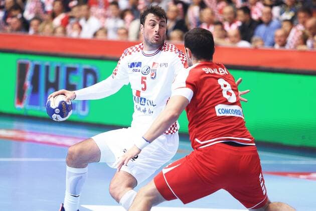 (181026) -- OSIJEK, Oct. 26, 2018 -- Domagoj Duvnjak (L) of Croatia competes during qualification Phase 2 of the 2020 Men s EHF EURO handball match between Croatia and Switzerland in Osijek, Croatia on Oct. 25, 2018. Croatia won 31-28. ) ) (SP)CROATIA-OSIJEK-HANDBALL-2020 MEN S EHF EURO-QUALIFICATION DavorxJavorovic 