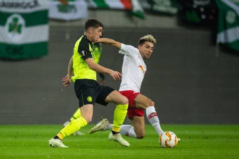 (181026) -- LEIPZIG, Oct. 26, 2018 -- Celtic s Ryan Christie (L) vies with Leipzig s Kevin Kampl during a third round match in Group B of UEFA Europa League between RB Leipzig of Germany and Celtic FC of Scotland, in Leipzig, Germany, on Oct. 25, 2018. Leipzig won 2-0. ) (SP)GERMANY-LEIPZIG-SOCCER-UEFA EUROPA LEAGUE-LEIPZIG VS CELTIC KevinxVoigt 