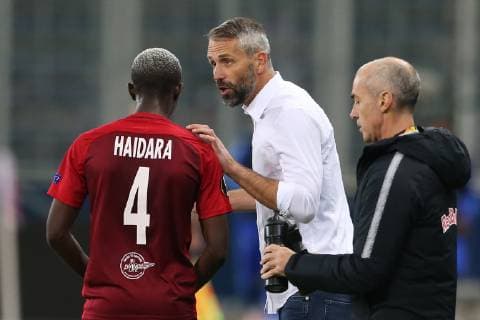 SOCCER - UEFA EL, RBS vs Rosenborg SALZBURG,AUSTRIA,25.OCT.18 - SOCCER - UEFA Europa League, group stage, Red Bull Salzburg vs Rosenborg BK. Image shows Amadou Haidara, head coach Marco Rose and physical therapist Scott Eisele (RBS). Keyword: bottle. GEPAxpictures xMathiasxMandl