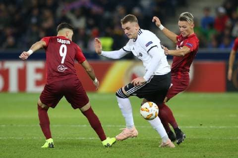 SOCCER - UEFA EL, RBS vs Rosenborg SALZBURG,AUSTRIA,25.OCT.18 - SOCCER - UEFA Europa League, group stage, Red Bull Salzburg vs Rosenborg BK. Image shows Munas Dabbur (RBS), Besim Serbecic (Rosenborg) and Hannes Wolf (RBS). GEPAxpictures xMathiasxMandl