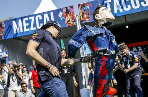 Motorsports: FIA Formula One World Championship WM Weltmeisterschaft 2018, Grand Prix of Mexico, 33 Max Verstappen (NLD, Aston Martin Red Bull Racing) smashes a pinata Mexico-City Mexico