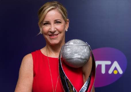 October 26, 2018 - Kallang, SINGAPORE - Chris Evert poses with the WTA Tennis Damen Year End No.1 Trophy that has been named in her honor at the 2018 WTA Finals tennis tournament 2018 WTA Finals - 26 Oct - ZUMAa181 20181026_zaa_a181_039 Copyright: xAFP7x