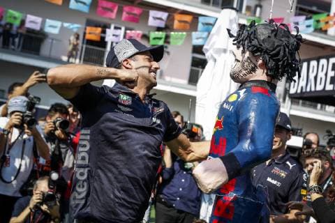 Motorsports: FIA Formula One World Championship WM Weltmeisterschaft 2018, Grand Prix of Mexico, 3 Daniel Ricciardo (AUS, Aston Martin Red Bull Racing) smashes a pinata Mexico-City Mexico