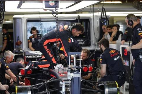 Austalian pilot Daniel Ricciardo, of Red Bull, at the pits area during the first free practice prior to the Formula One Grand Prix, at the Hermanos Rodriguez racetrack, in Mexico City, Mexico, 26 October 2018. Dutch Max Verstappen, of Ref Bull, led today s practice with a timing of 1:16.656 minutes. Dutch MaxVerstappen leads the first free practice in Mexico !ACHTUNG: NUR REDAKTIONELLE NUTZUNG!  Copyright: xJosexMendezx MEX008 20181026-636761819145380069