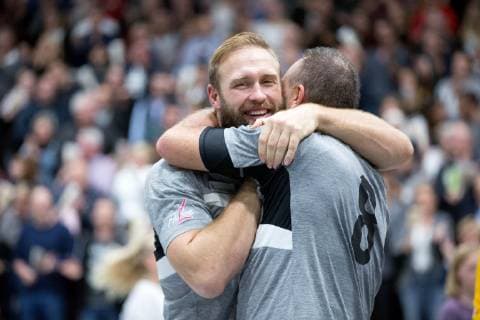 Luebbecke Germany 26 10 2018 Charity match 2018 2019 DHB Allstars vs Kreisauswahl Minden Luebbecke L R Robert Harting Christian Schwarzer Luebbecke North Rhine Westphalia Germany Merkur Arena