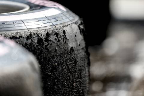 Formel 1, GP von Mexiko, Pirelli Hypersoft Reifen zeigt Auflösungserscheinungen Motorsports: FIA Formula One World Championship WM Weltmeisterschaft 2018, Grand Prix of Mexico, Pirelli, tire, tires, tyre, tyres, wheel, wheels, Reifen, Rad, feature Mexico-City Mexico