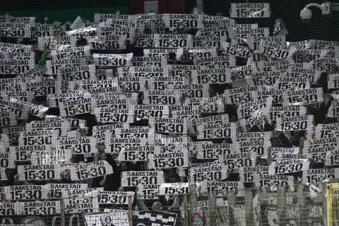 Sport Themen der Woche KW43 Sport Bilder des Tages SC Freiburg - Borussia Mönchengladbach Fanblock Borussia Moenchengladbach mit Plakaten Anpfiff Samstag 15:30 Uhr Anstosszeit, quer, Fußball, 1.BL Saison 2018 2019 *** SC Freiburg Borussia Moenchengladbach Fan Block Borussia Moenchengladbach with posters kick-off Saturday 3