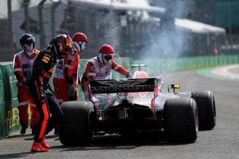 October 26 2018 EUM20181026DEP34 JPG CITY OF MEXICO Carts Autos Formula One The driver of the Aston Martin Redbull team Max Versappen is helped on one of the corners when his car breaks down during the first free practices of the Grand Prix of Mexico at the Autodromo Hermanos Rodriguez Photo Agency THE UNIVERSAL RCC Latin News October 26 2018  - ZUMAu78_ 20181026_zaf_u78_084 Copyright: xJorgexSerratosx